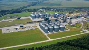 Büyük silolarda tahıl deposu. Yol kenarında tahıl ya da tohum için büyük bir tank.