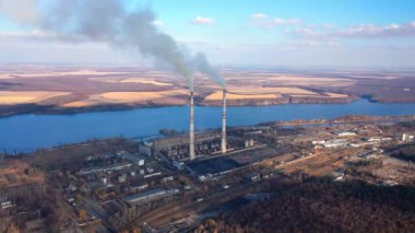 Bacadan çıkan beyaz duman. Metalürjik bitkinin piposundan duman çıkıyor.