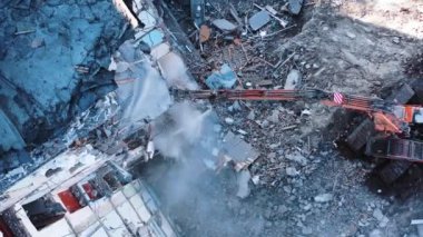 Demolution Yıkımı Eski Ev Binası. Buldozer Mekanik Kolu ile Eski Ev 'i Yok Etmek