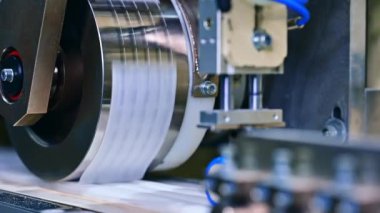 Bebek bezi üretimi için bir fabrika. Özel bir makinede büyük miktarda bebek bezi üretimi