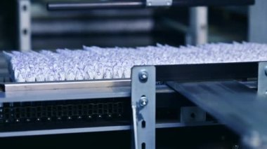 Bir yığın hazır bebek bezi. Bebek bezleri nakledilmeye hazır.