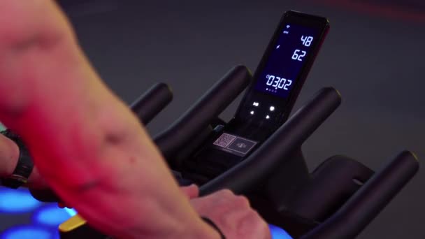 Entrenamiento Cardiovascular Bicicleta Estacionaria Primer Plano Del Hombre Ejercitando Las — Vídeo de stock