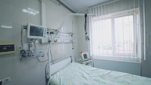 Кімната Відпочинку Ліжком Лікарня Ліжками Зручним Медичним Обладнанням Сучасній Лікарні — стокове відео
