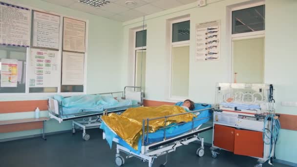 Medizinische Schaufensterpuppe Auf Dem Bett Üben Mit Medizinischer Simulationspuppe Krankenhaus — Stockvideo