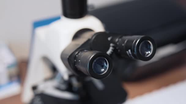 Laboratoriets Vetenskapliga Forskningsmikroskop Vetenskaplig Analys Mikroskop Laboratoriet — Stockvideo