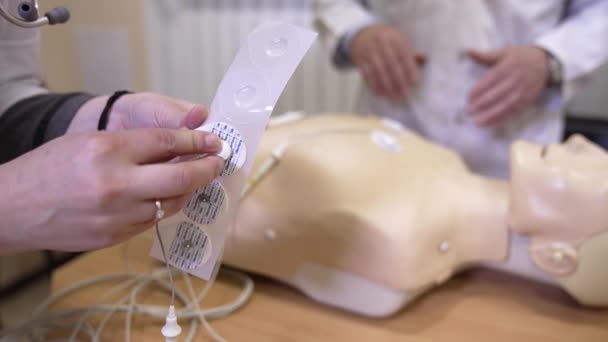 Erste Hilfe Trainingspuppe Vorführung Von Brustkompressionen Cpr Puppe Unterricht — Stockvideo