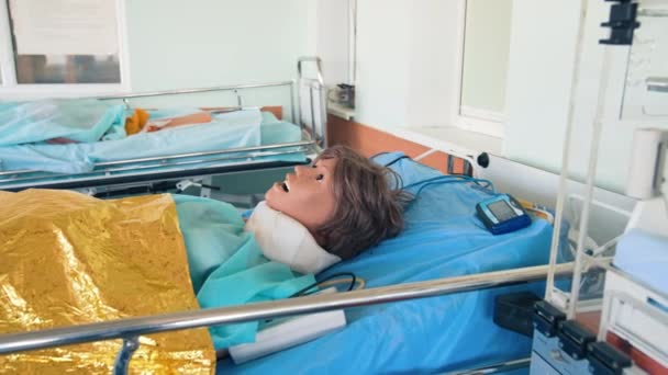Medizinische Attrappe Auf Krankenhausbett Liegend Dummy Zur Medizinischen Auffrischung Der — Stockvideo