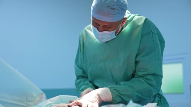 Kirurg Som Opererar Sjukhuset Kirurg Som Opererar Patienten Operationssalen Sjukhus — Stockvideo
