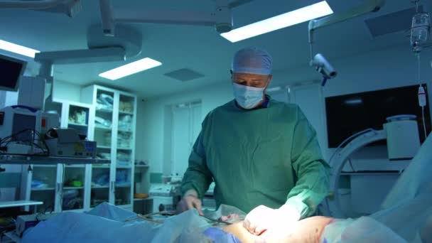 Хирург Оперирует Пациента Операционной Врач Работающий Время Операции — стоковое видео
