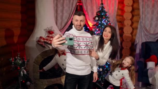 Família Tomando Selfie Juntos Durante Natal Família Feliz Tomando Selfie — Vídeo de Stock