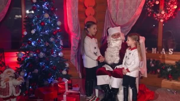 Kerstman Met Kinderen Binnen Kerstman Kind Thuis Tijdens Kerstmis — Stockvideo