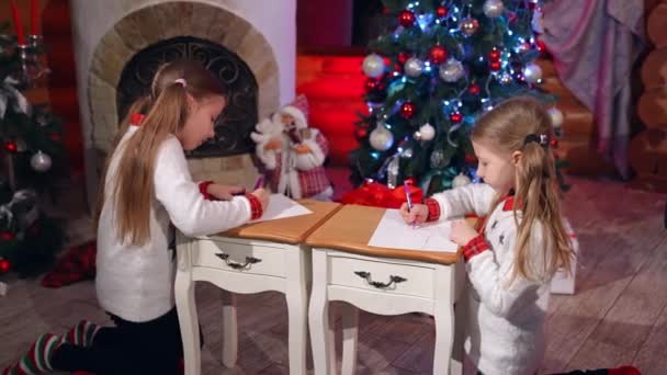 Μικρά Κορίτσια Την Περίοδο Των Χριστουγέννων Ευτυχισμένα Κοριτσάκια Ζωγραφίζουν Για — Αρχείο Βίντεο