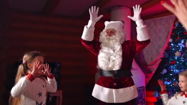 Skupina Dětí Santa Clausem Dvě Malé Sestřičky Vánocích Hrají Doma — Stock video