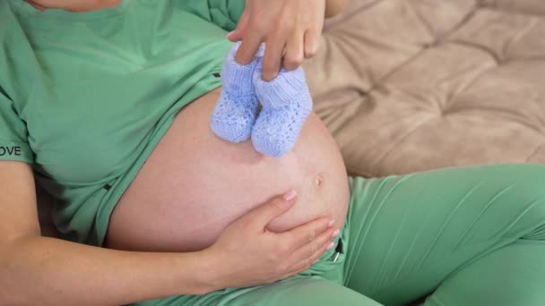 Mujer Embarazada Cogida Mano Vientre Mujer Embarazada Sintiéndose Feliz Con — Vídeos de Stock