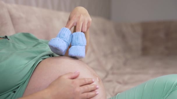 Schwangere Hause Junge Werdende Frau Hält Baby Schwangerschaftsbauch — Stockvideo