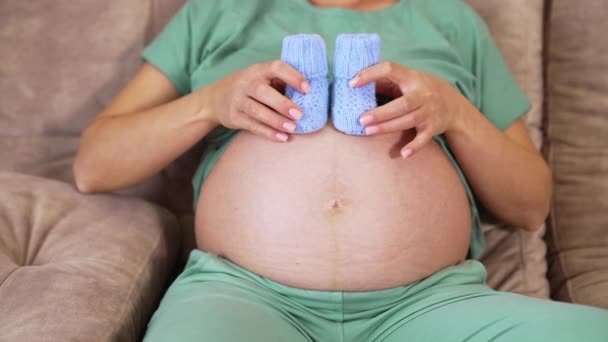 Mujer Embarazada Tocándose Barriga Close Mujer Embarazada Sentada Cama — Vídeos de Stock