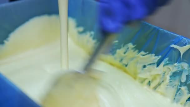 Butter Fließband Nahaufnahme Des Prozesses Der Butterindustrie — Stockvideo