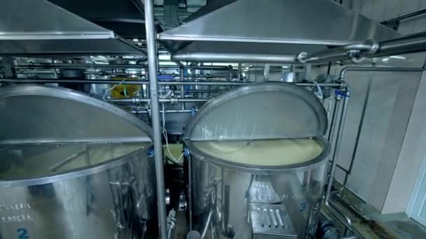 Fabrik För Framställning Smör Produktion Smör Vid Mjölkproduktionsanläggningen — Stockvideo