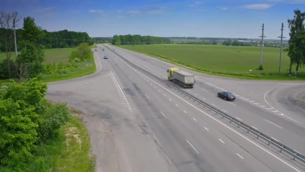 Luxury Audi Jazdy Autostradzie Audi Tron Wyjeżdża Miasta — Wideo stockowe