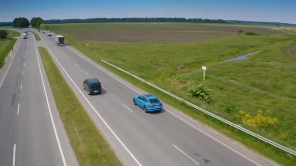 道路上の全電気自動車ドライブ 新しいアウディはフィールドの近くの道路に乗ります — ストック動画