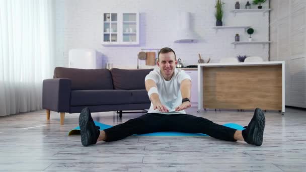 Sportovní Cvičení Doma Muž Zahřívá Než Začne Cvičit — Stock video