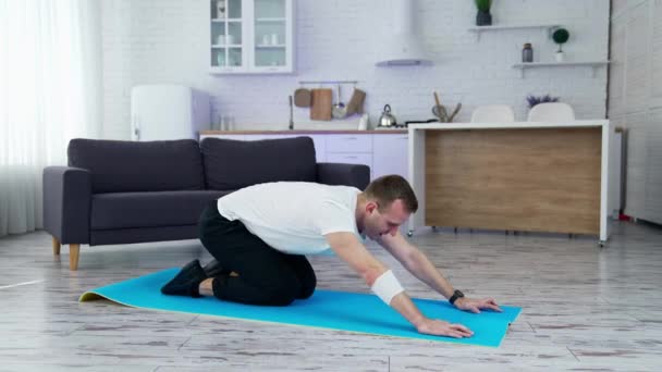 Yoga Thuis Mat Een Man Die Thuis Yoga Doet Een — Stockvideo