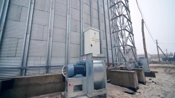 Werk Van Een Lift Met Een Generator Stalen Graansilo Voor — Stockvideo