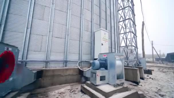 Graanopslaggenerator Graanopslag Generator Met Grote Metalen Tank — Stockvideo