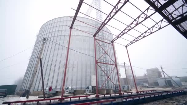 Große Metallhalle Für Getreide Getreidelageraufzug Großer Metall Hangar Für Getreide — Stockvideo