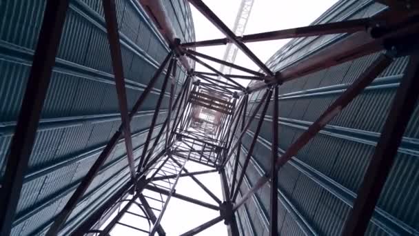 Metalen Torens Industriële Installaties Staalconstructie Een Moderne Landbouwfabriek Met Graanliften — Stockvideo