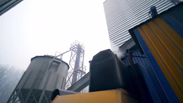 Het Werk Van Fabriek Aan Gang Graanverwerking Achtergrond Van Lift — Stockvideo