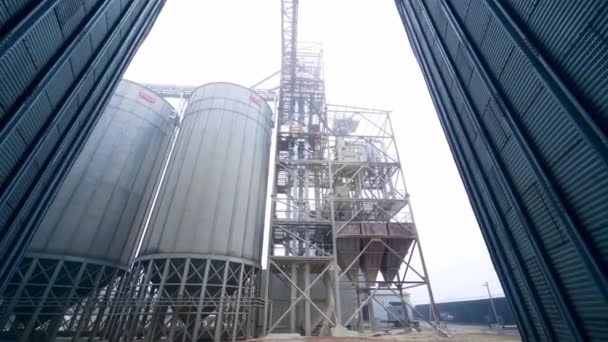 Tanks Voor Verwerking Opslag Van Tarwekorrels Innovatieve Fabriek Enorme Graan — Stockvideo