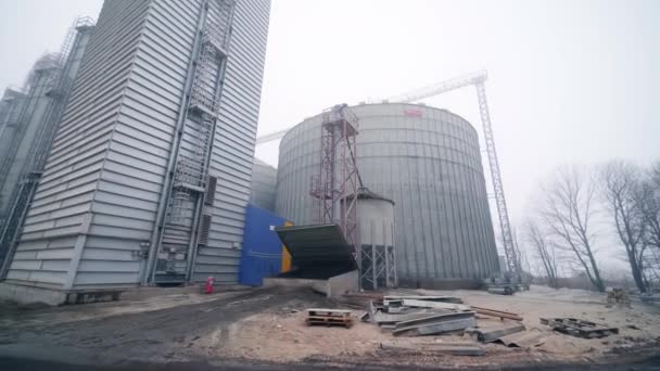 Metalen Lifttanks Graandroogcomplex Buiten Commerciële Graan Silo Lucht Achtergrond — Stockvideo