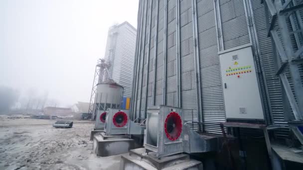 Große Silberne Kornkammer Getreidelagerung Hintergrund Des Winters — Stockvideo