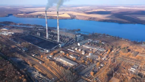 Industriële Fabriek Vervuilt Lucht Een Grote Elektriciteitscentrale Aan Kust — Stockvideo