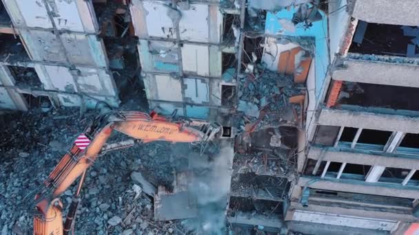 摧毁旧建筑 用专用机摧毁那栋大房子 — 图库视频影像