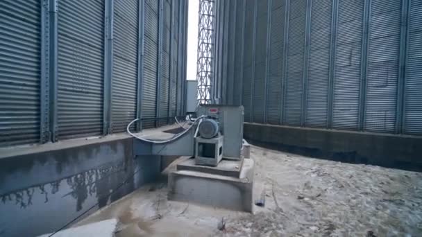穀物処理のための発電機 穀物のための大きい貯蔵の近くの発電機 — ストック動画