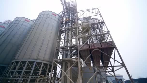 现代工业厂房 自然背景下的谷物升降机 — 图库视频影像