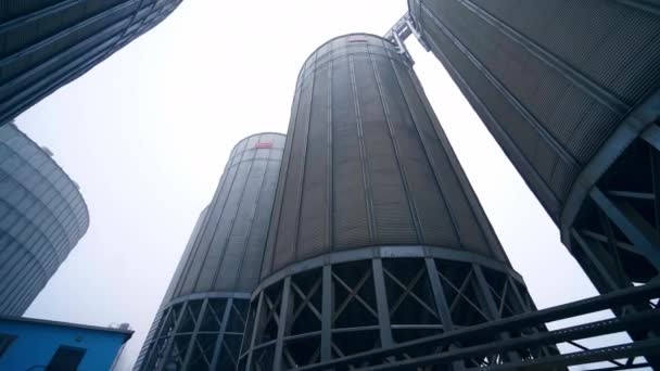グレインストレージエレベーター 穀物貯蔵のための鋼鉄穀物のサイロ — ストック動画