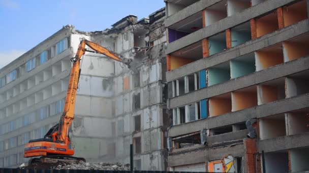 Demolição Antiga Casa Multi Plana Casa Ser Demolida Por Máquinas — Vídeo de Stock