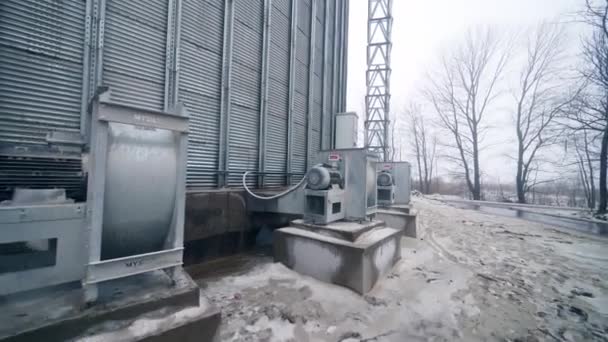 穀物貯蔵のための蓄積器 穀物タンクの近くの貯蔵のための蓄積器 — ストック動画