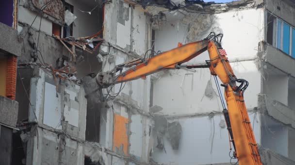 特殊的机器摧毁了房子 拆迁挖掘机摧毁了一座旧建筑 — 图库视频影像