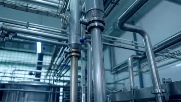 Moderne Metallausrüstung Industrieanlagen Für Molkereibetriebe Mit Metallrohren — Stockvideo