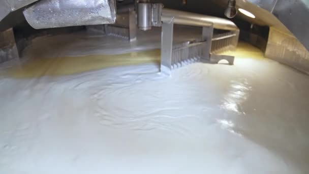 乳製品の調製について 乳製品の準備のための特別な機械 — ストック動画