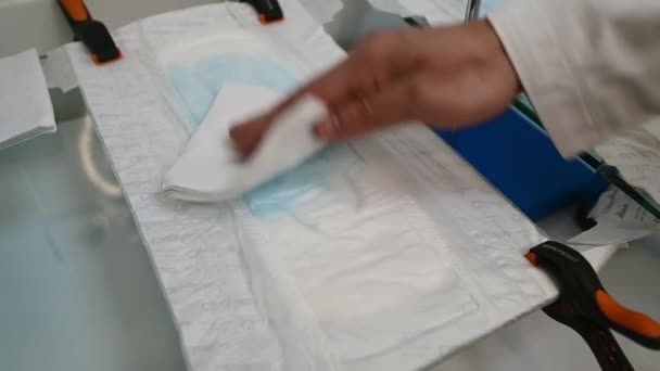 包装前检查尿布 工人在运输前检查婴儿的尿布 — 图库视频影像