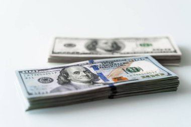 Bir yığın 20 dolarlık banknot. 20 dolarlık banknotlar üst üste yığılmış.