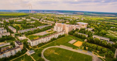 Hareketli bir şehir manzarasının kuş bakışı görüntüsü. Bir sürü binası olan bir şehrin havadan görünüşü.