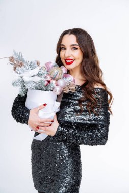 Güzel Buketi Tutan Zarif Kadın. Elinde bir buket çiçek tutan siyah elbiseli bir kadın.