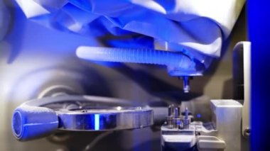 Otomatik dişçi ekipmanı. Diş laboratuarındaki profesyonel CNC diş değirmeni makinesi. Yapay diş yapma süreci. Yakın plan..