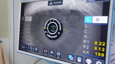 Monitörde göz muayenesi. Modern bilgisayar kontrollü bir makinede hastanın göz muayenesi. Optometri kliniğinde tıbbi ekipman. Yakın plan..